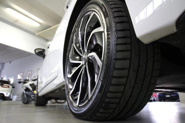 VOLKSWAGEN Golf Life 1.0 eTSI 110 CV DSG