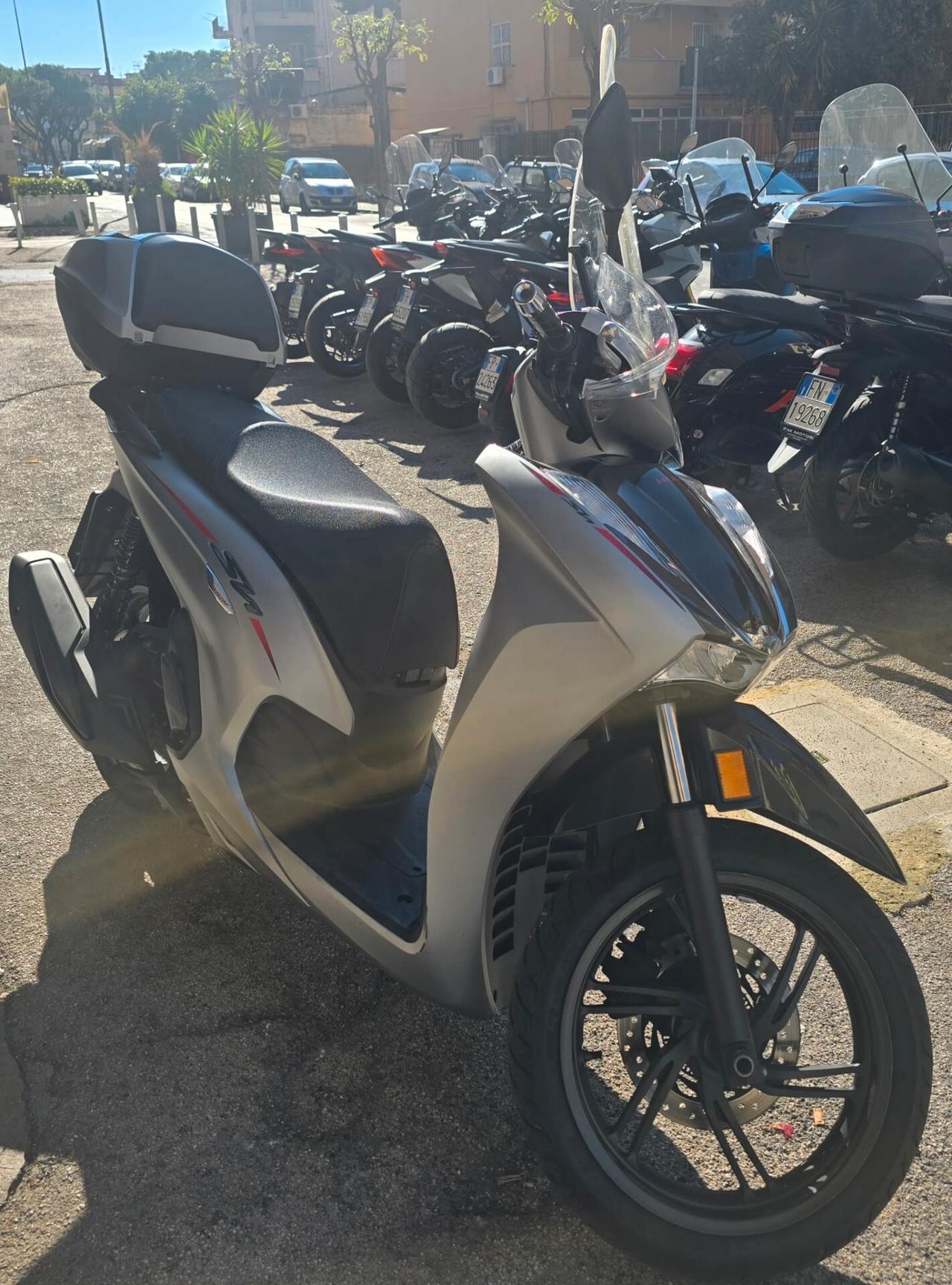 Honda SH 350 Sport con paravento e bauletto