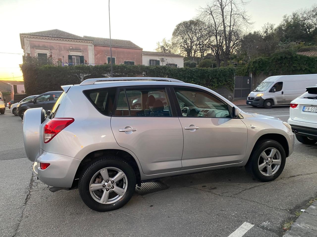 Toyota RAV4 2.2 D-4D 136 CV Sol GANCIO TRAINO