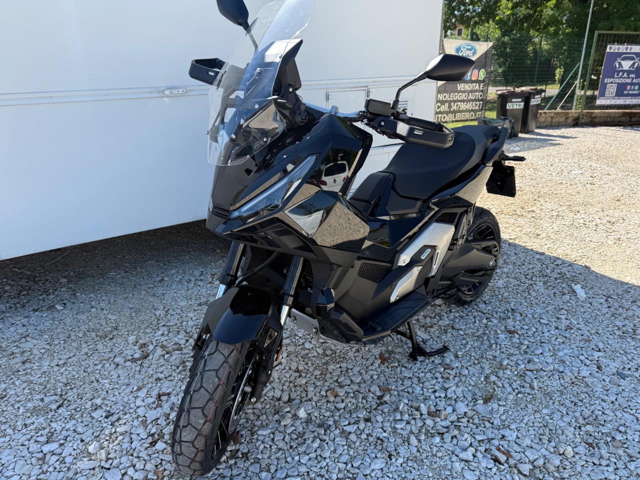 Honda X-ADV 750 con tris valigie alluminio