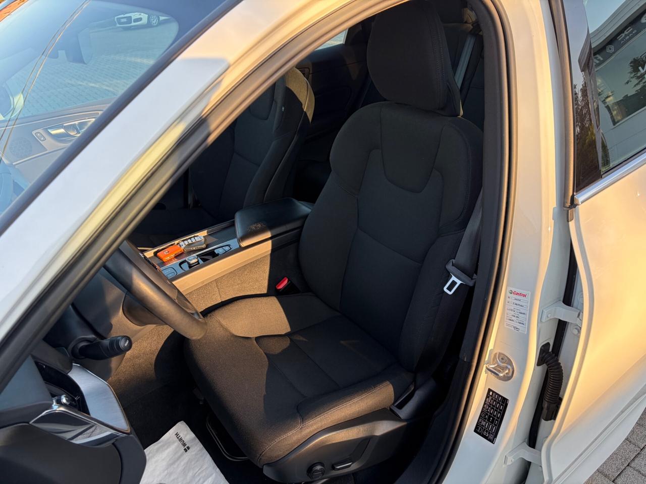 Volvo XC 60 XC60 B4 (d) AWD GEARTRONIC MOMENTUM PRO