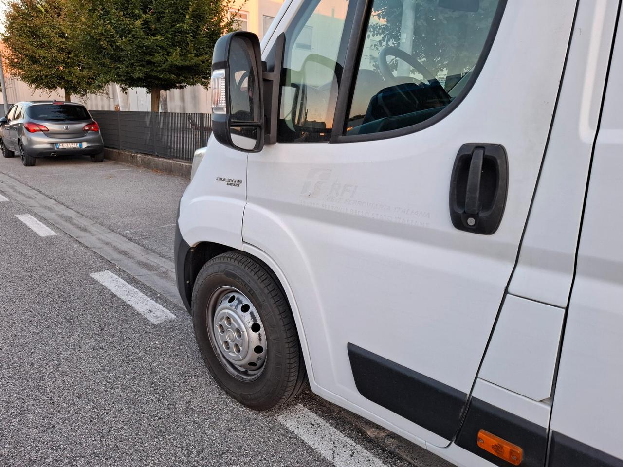 Fiat Ducato 2.3 cassonato con Doppia cabina 7 posti allestito con Gru Fassi