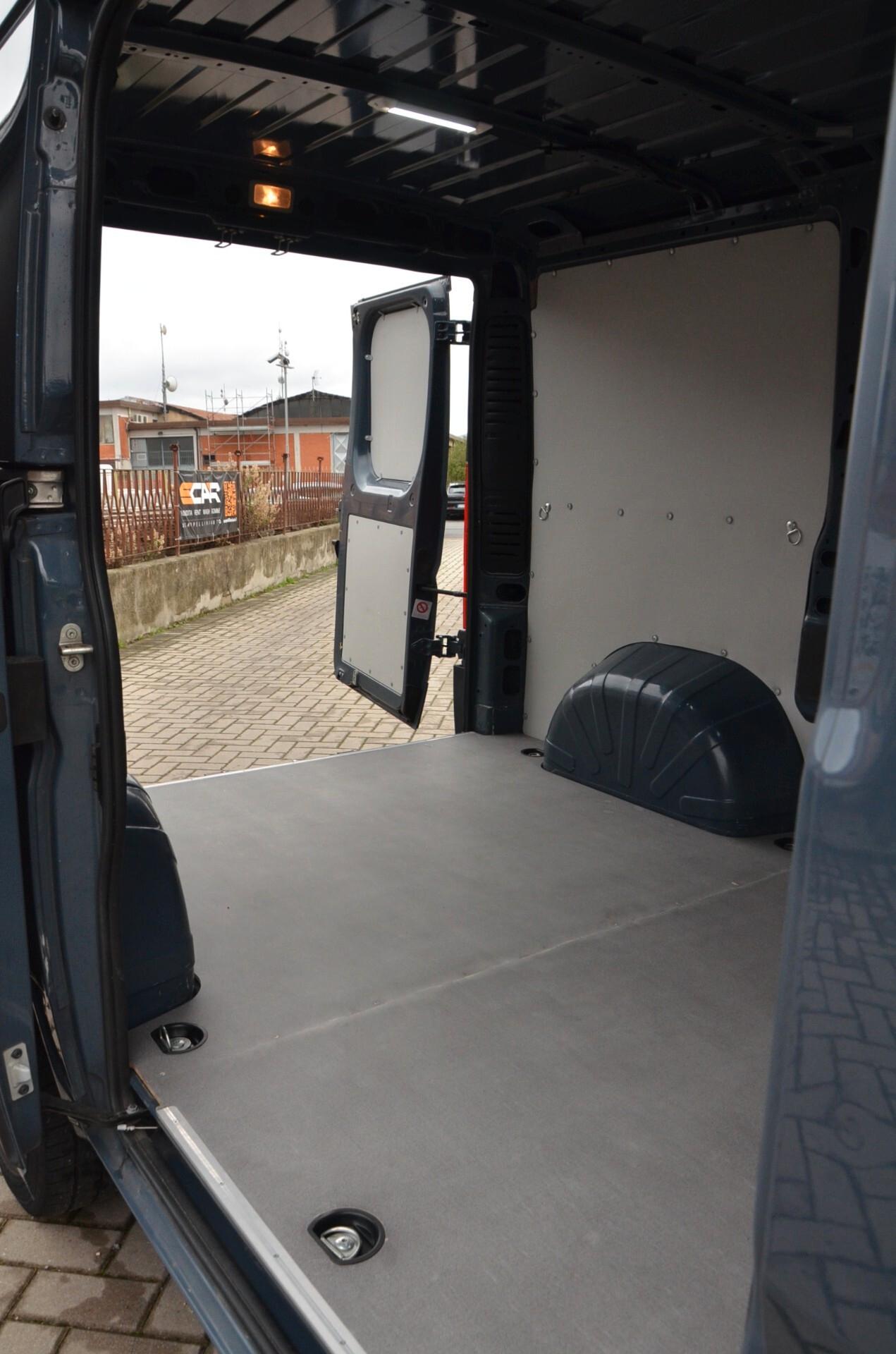 Peugeot Boxer 330 2.2 BlueHDi 120 S&S PC-TN Furgone