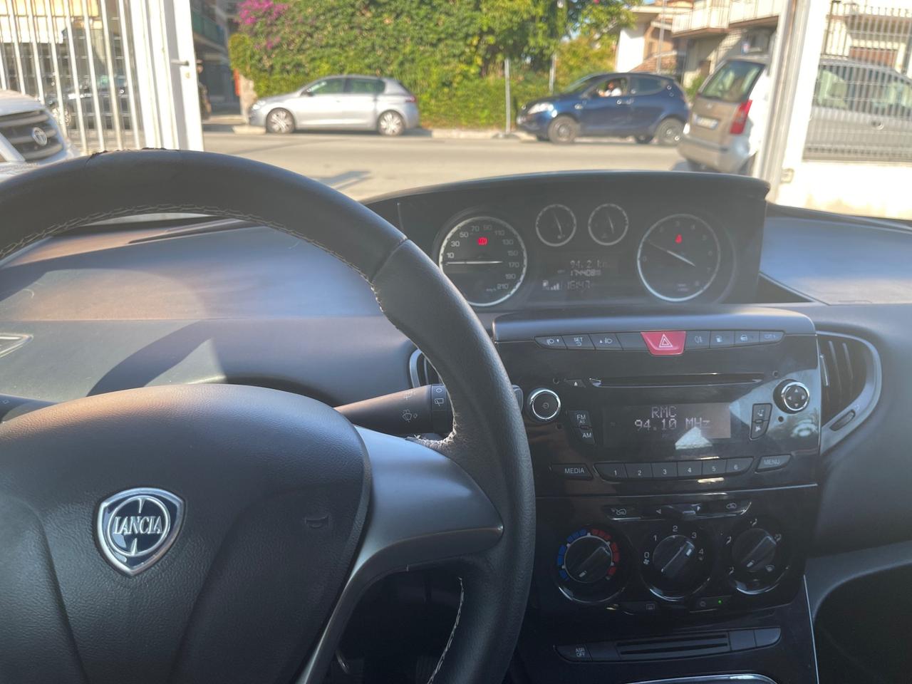 Lancia Ypsilon 0.9 TwinAir 85 CV 5 porte Metano Ecochic Silver