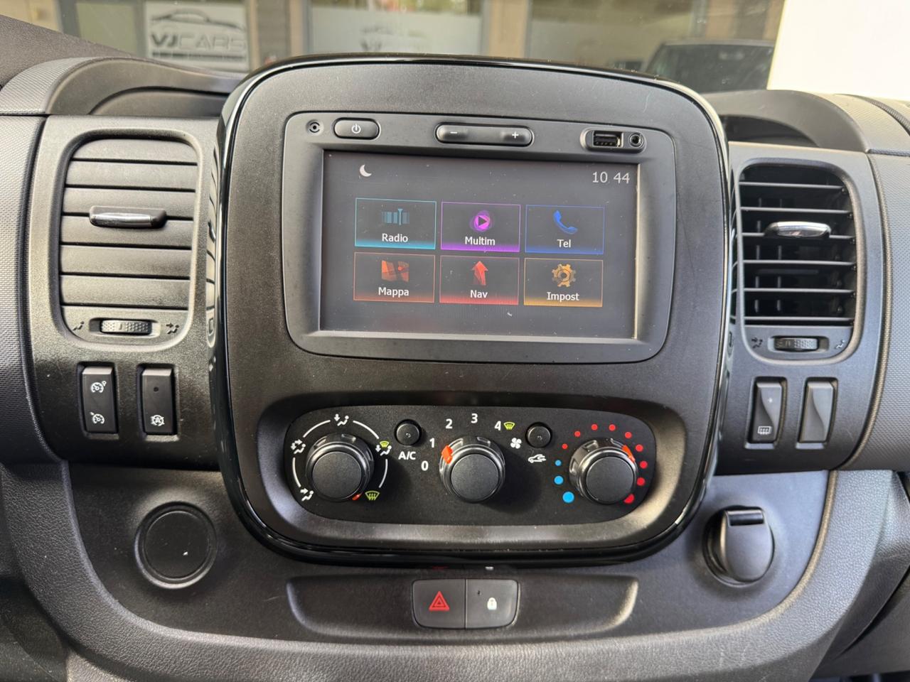 Opel Vivaro 9 posti passo lungo