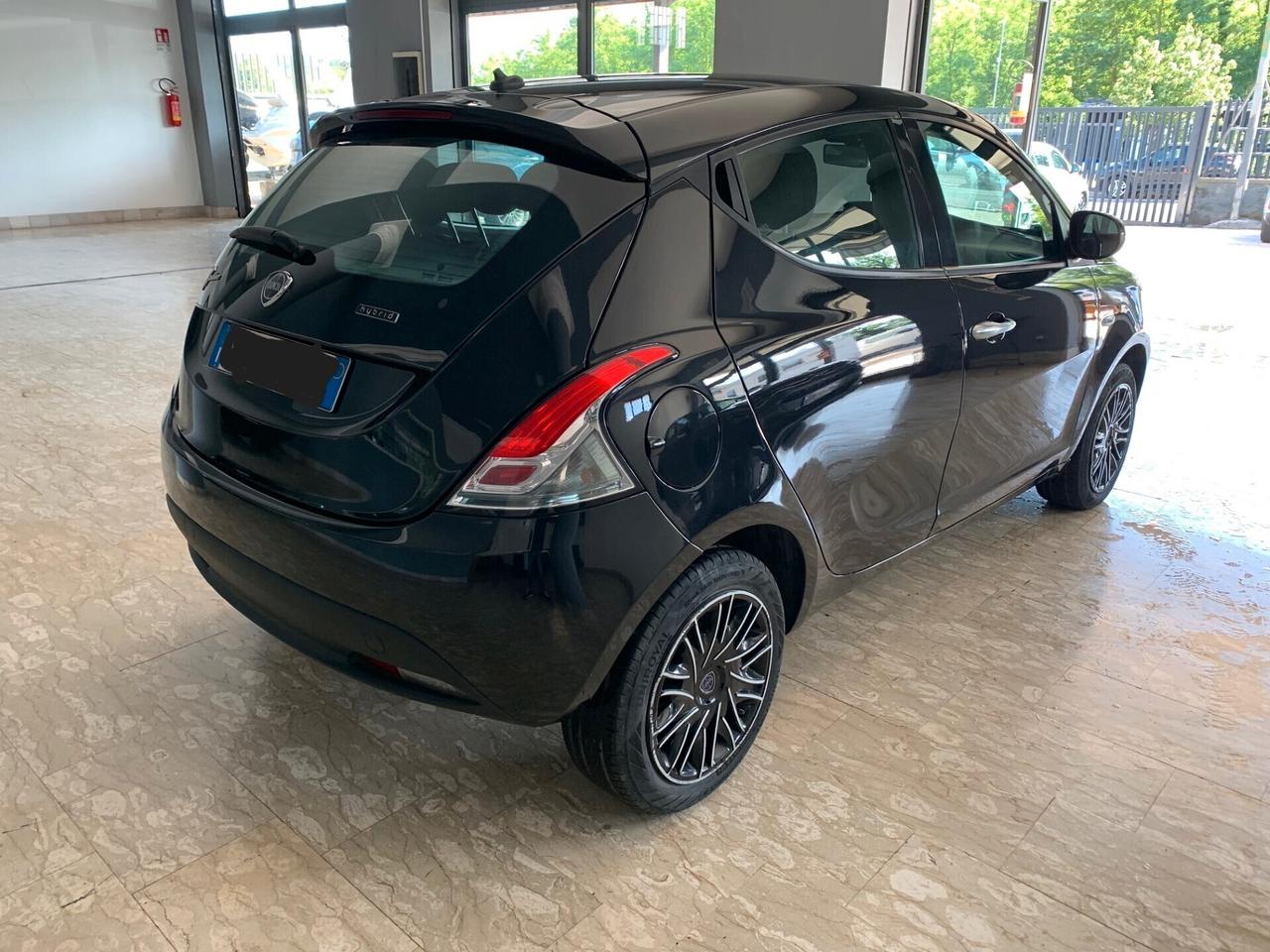 Lancia Ypsilon 1.0 FireFly 5 porte S&S Hybrid Silver Plus