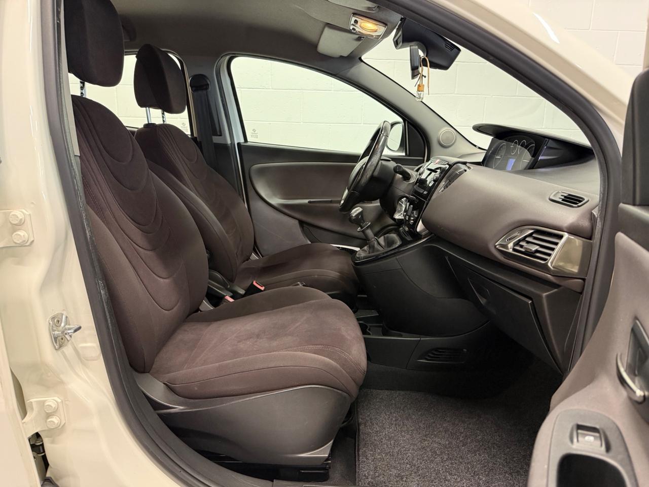 Lancia Ypsilon 0.9 TwinAir 85 CV 5 porte Metano Ecochic Silver