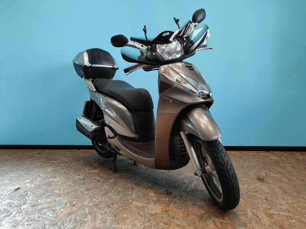 Honda SH 300 con parabrezza alto e bauletto