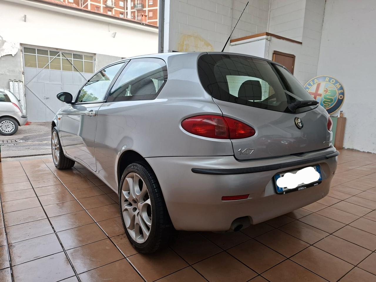 Alfa Romeo 147 1.6i 16V Twin Spark cat 3p. Distinctive