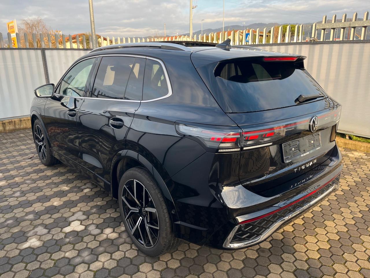 Volkswagen Tiguan 2.0 TDI 150 CV DSG R-Line Plus *TETTO APRIBILE*