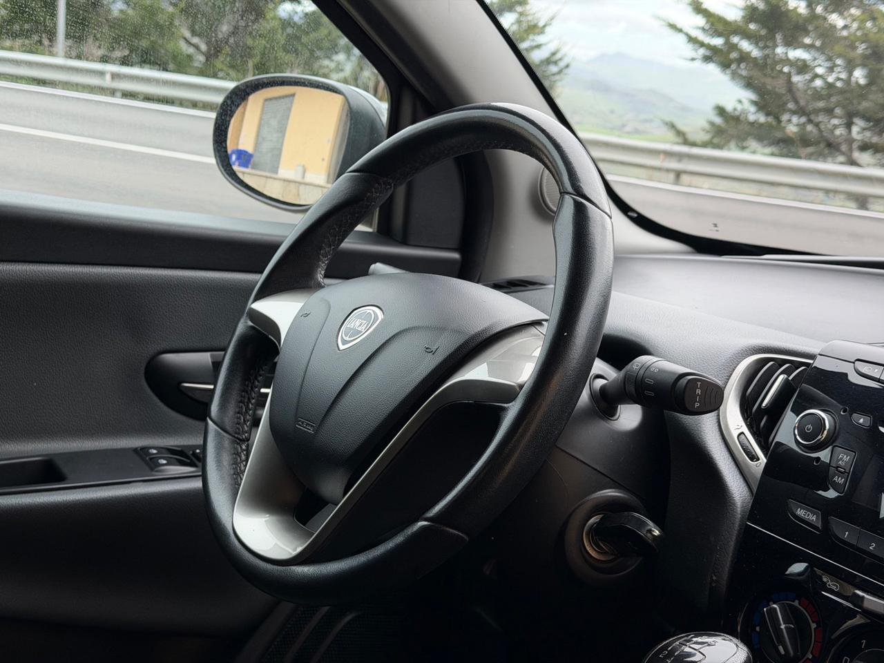 Lancia Ypsilon 1.2 69 CV 5 porte NEOPATENTATI