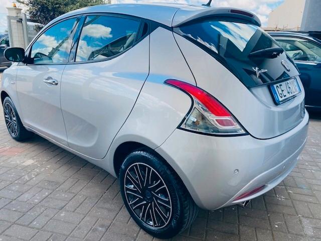 Lancia Ypsilon 1.0 FireFly 5 porte S&S Hybrid Ecochic Silver