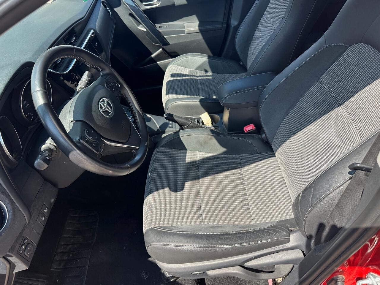 Toyota Auris 1.8 Hybrid Lounge*EURO6B*CERCHI