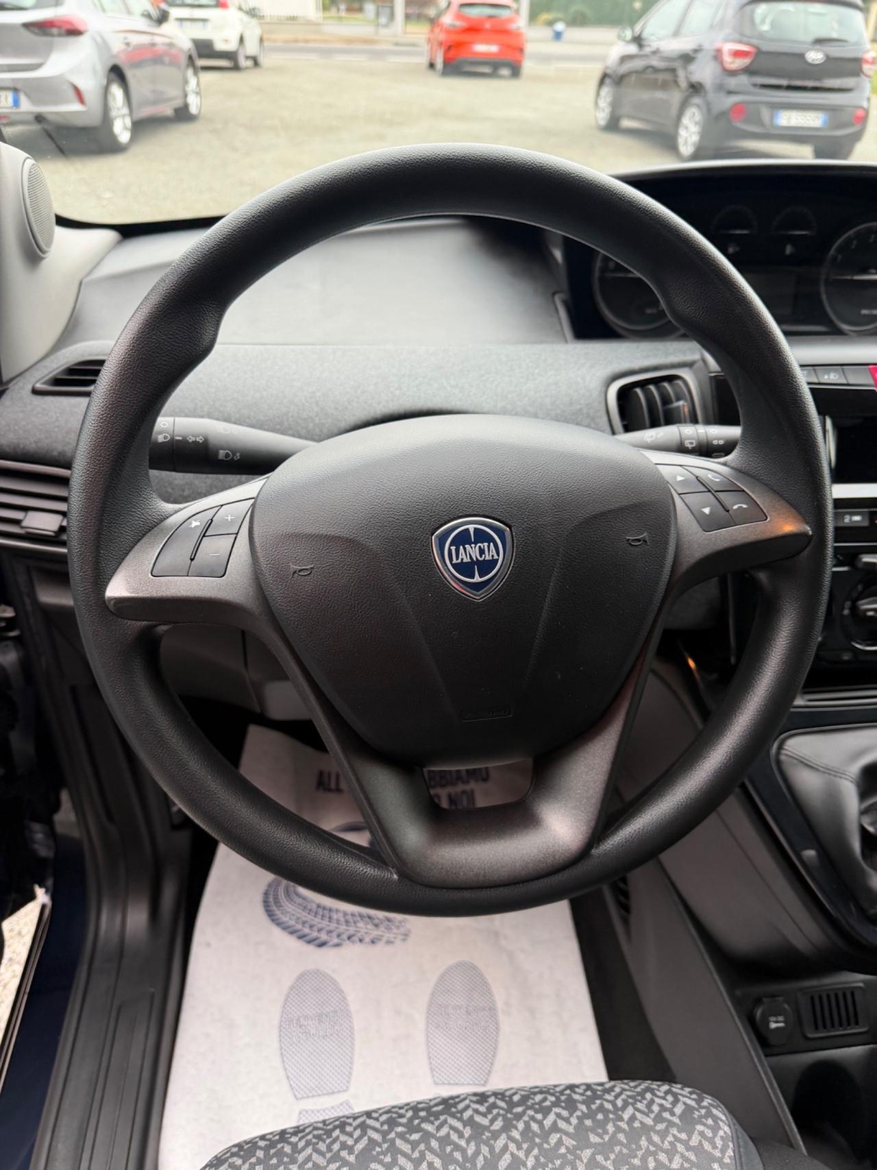 Lancia Ypsilon 1.0 Hybrid Ecochic Silver