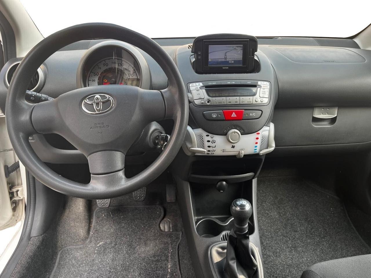 Toyota Aygo 1.0 VVT-i 69 CV 5 porte x-cool MMT Ok Neopatentati