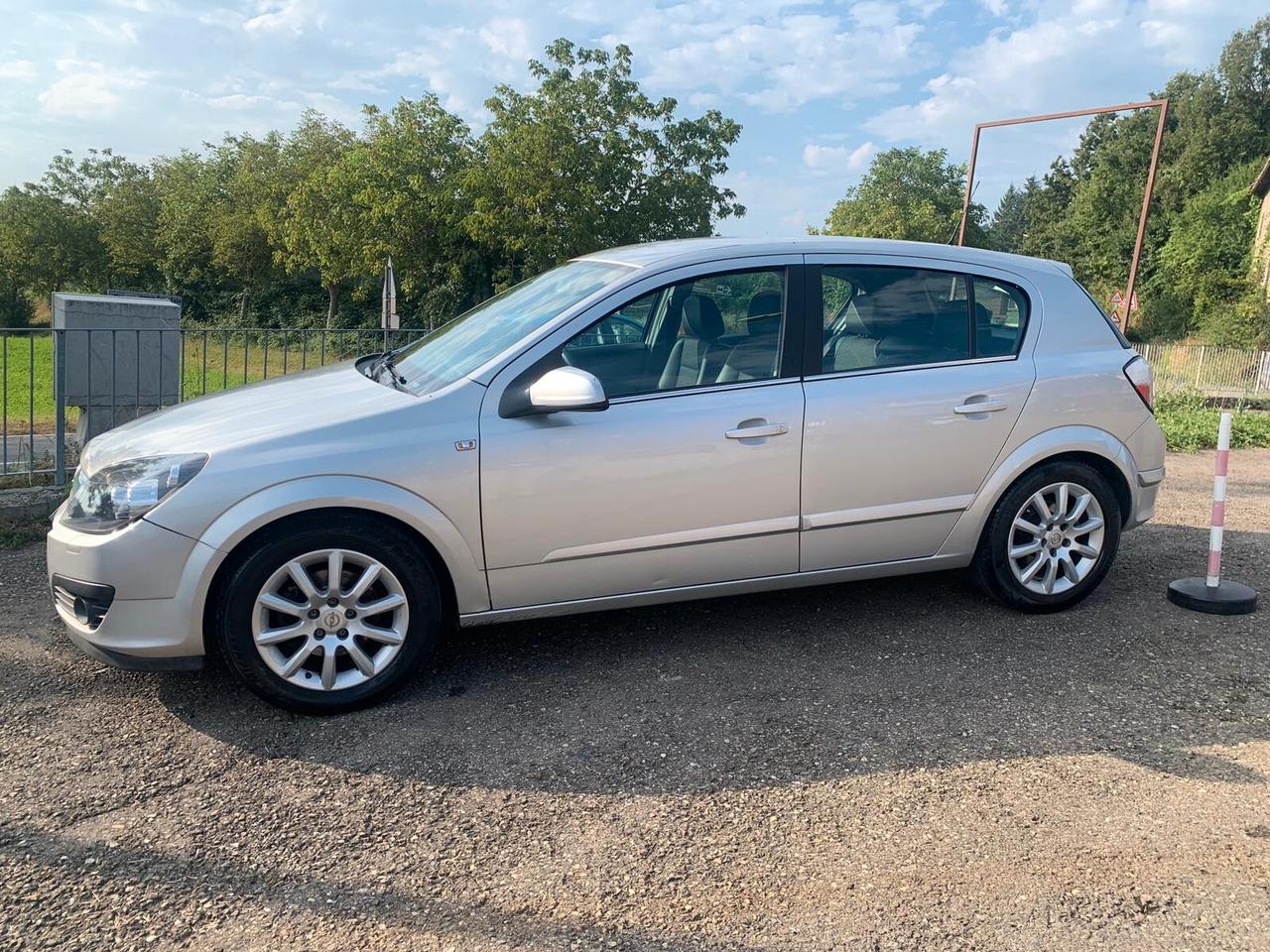 Opel Astra unico proprietario, anno 2006, distribuzione sostituita 136000 km benzina , tagliandata