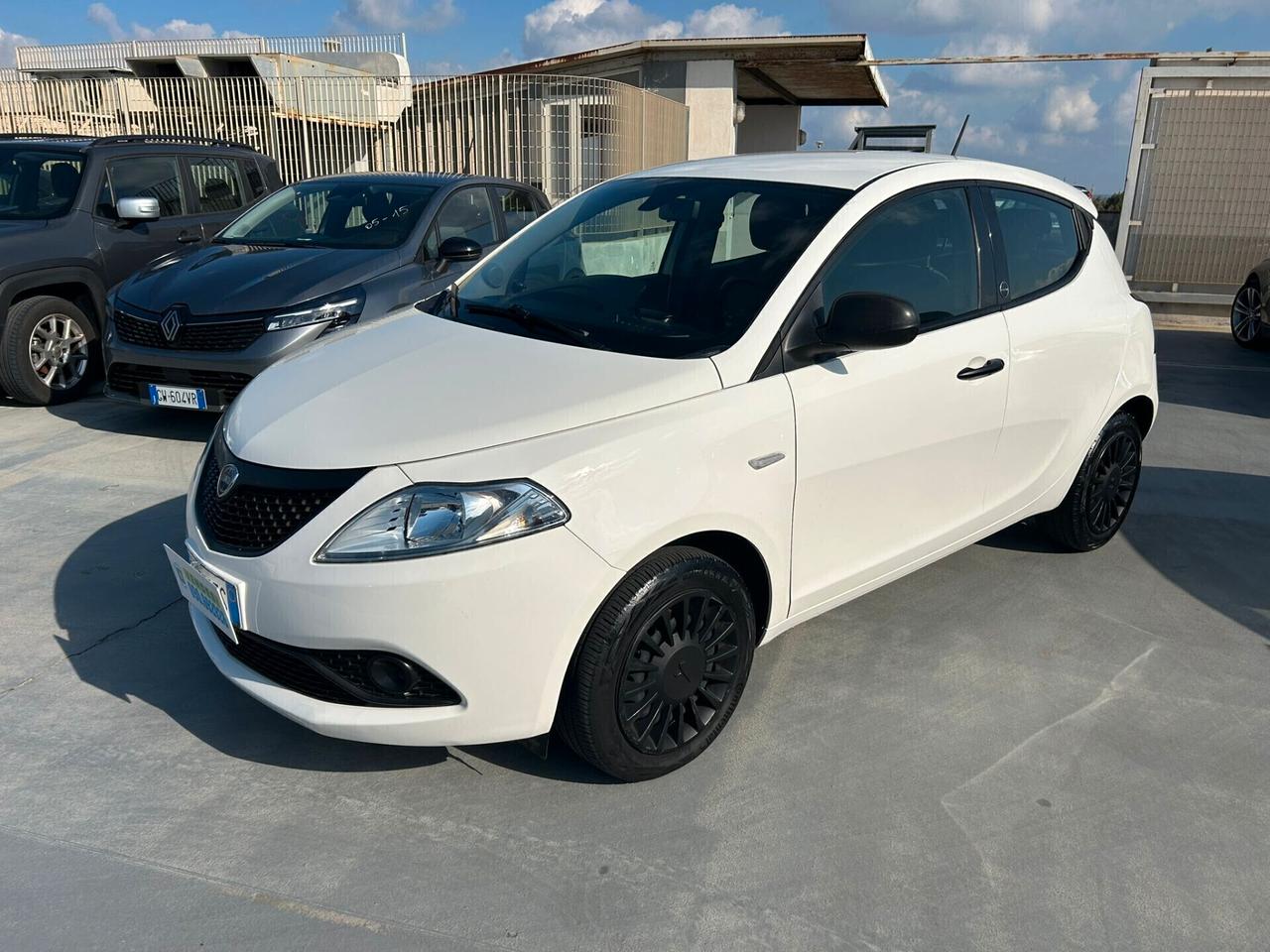 Lancia Ypsilon 1.0 FireFly 5 porte S&S Hybrid Ecochic Silver PER NEO PATENTATI