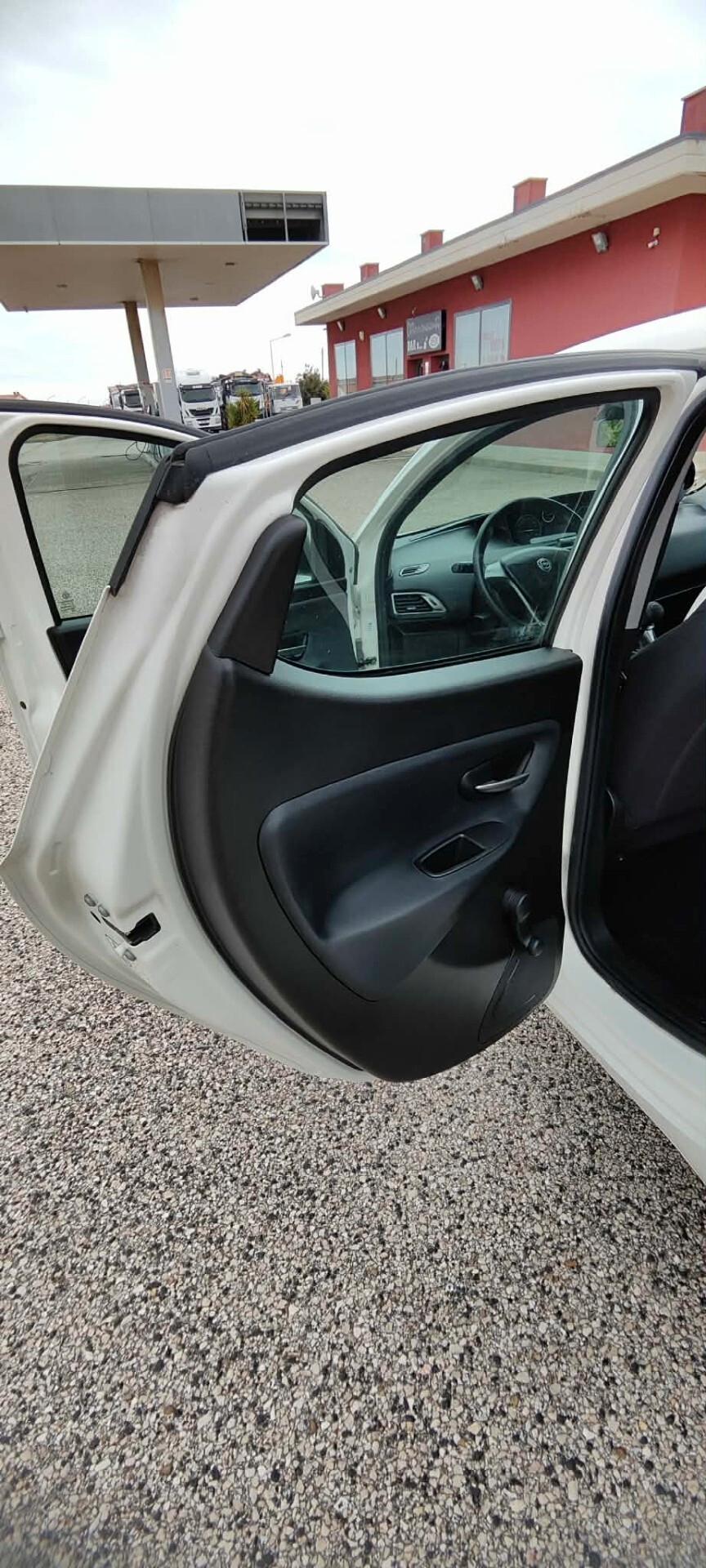 Lancia Ypsilon 0.9 TwinAir 85 CV 5 porte Metano Ecochic Gold