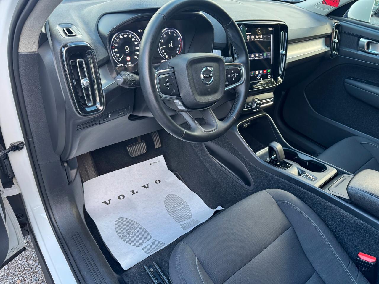 Volvo XC40 T2 automatico MOMENTUM PRO
