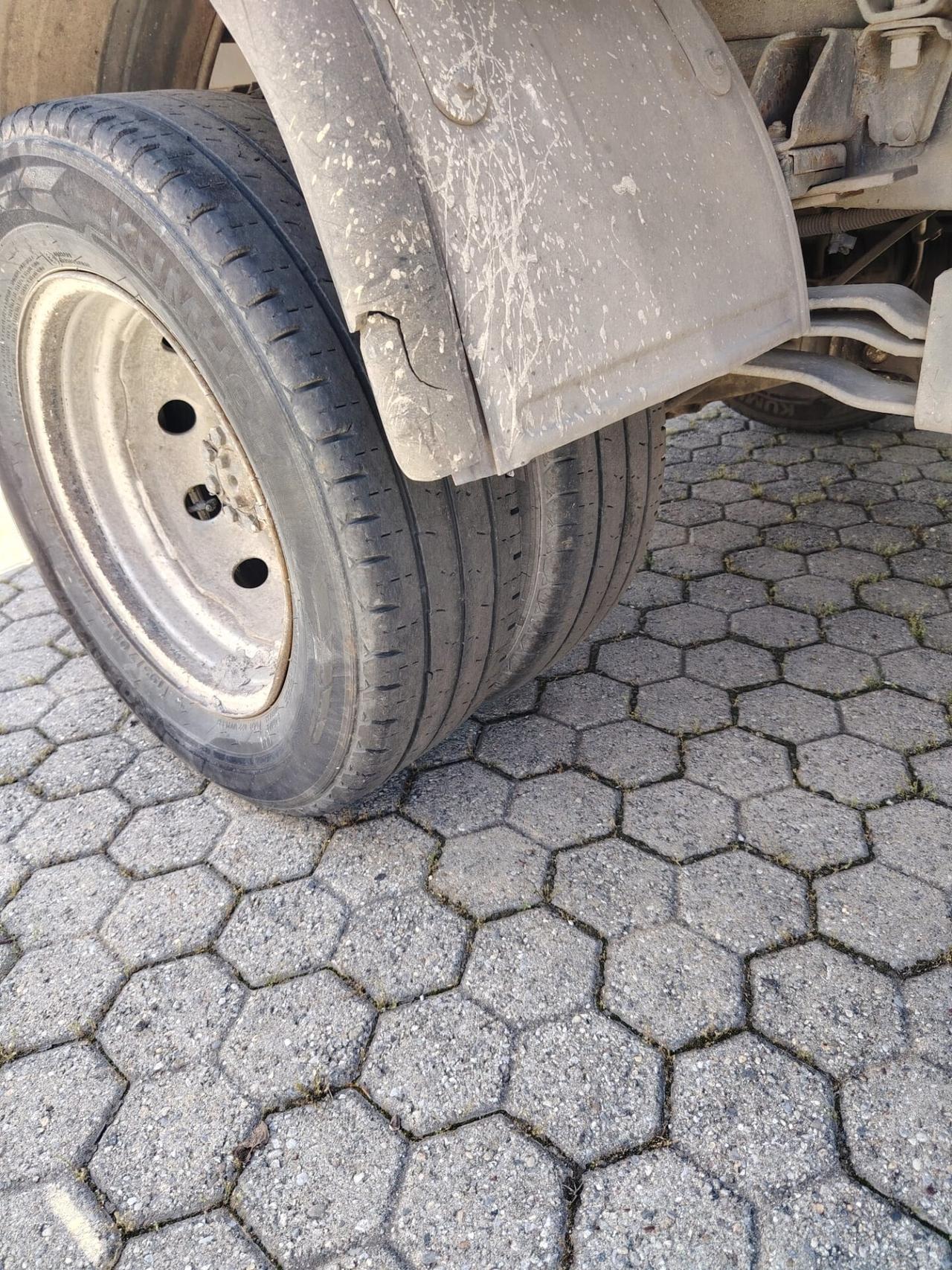 Nissan CABSTAR RIBALTABILE TRILATERALE (CON PROBLEMI)