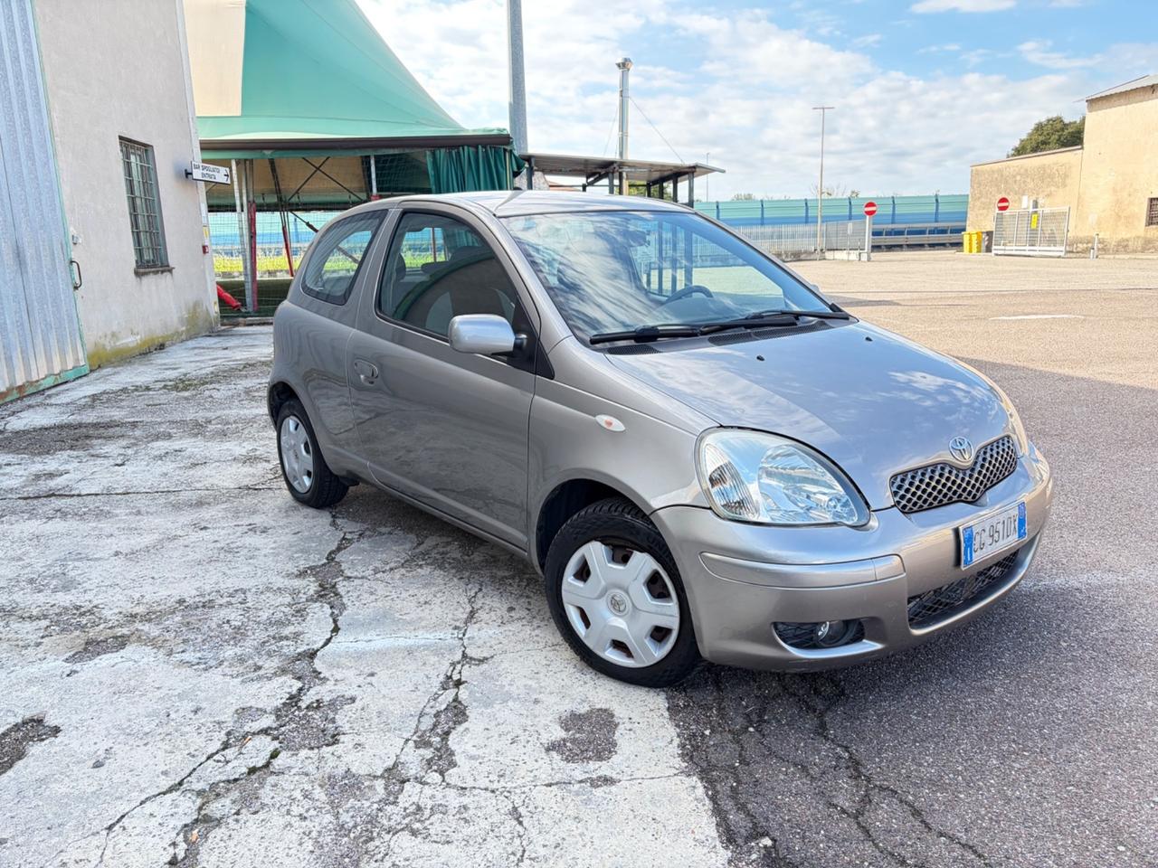 Toyota Yaris 1.3i 16V cat 3 porte Sol Neopatentati