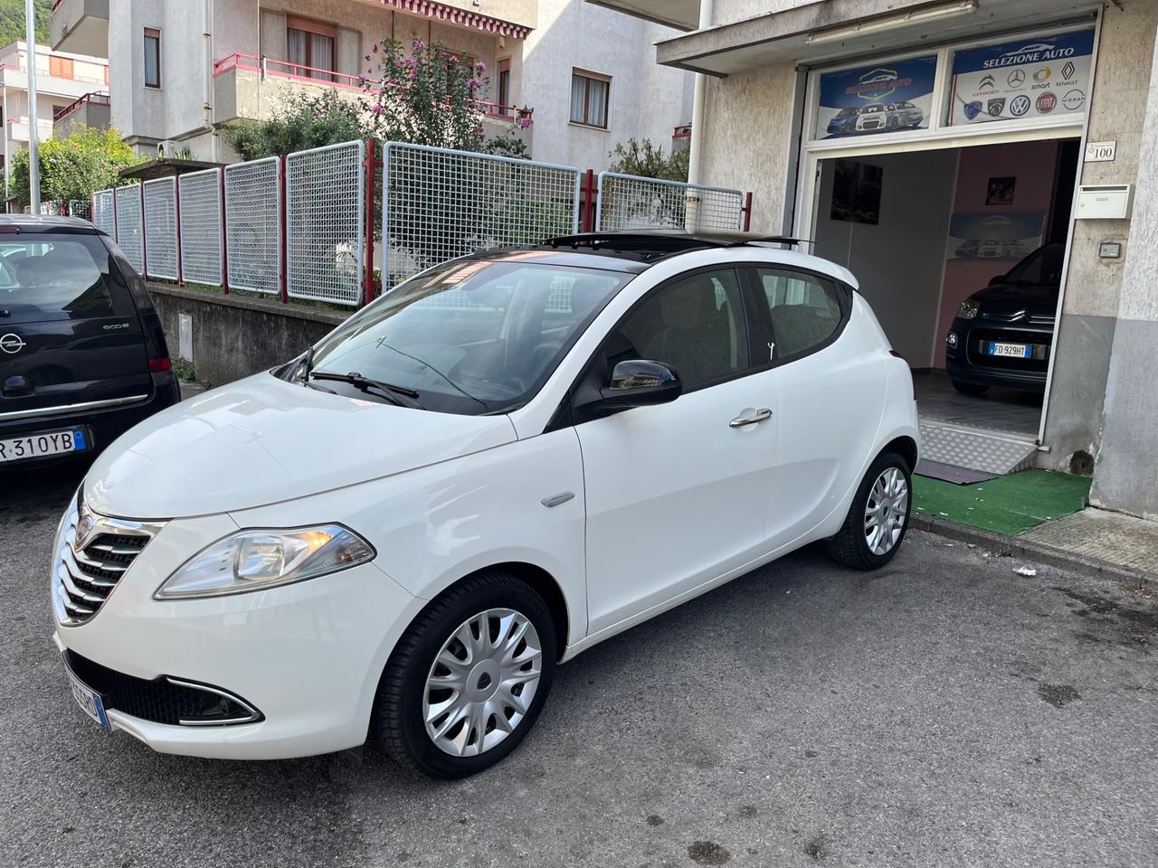 LANCIA YPSILON 5P CON TETTO PANORAMICO APRIBILE