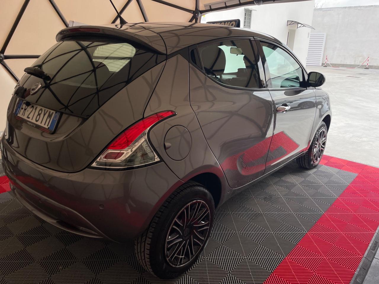 Lancia Ypsilon 0.9 TwinAir 85 CV 5 porte Metano Ecochic Platinum