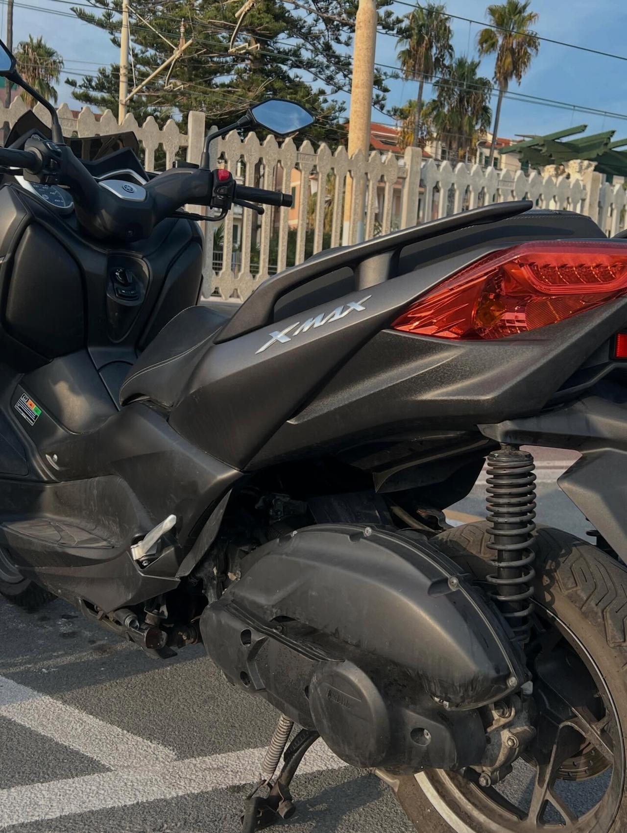 Yamaha X-Max 125 ABS Business MAT DARK GRAY METALLIC