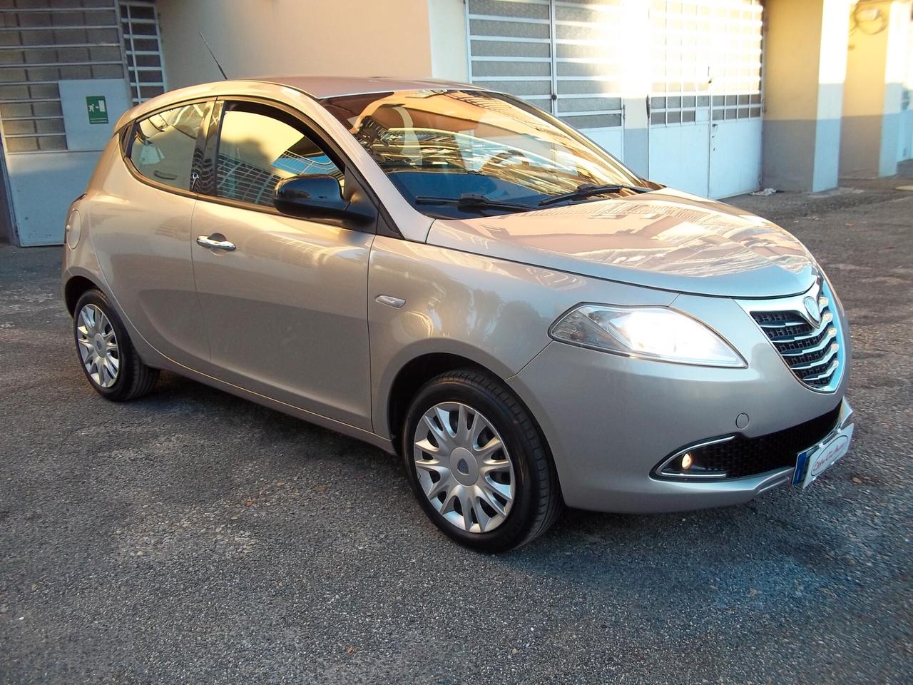 Lancia Ypsilon Gold 1.2 8v Ok neopatentati 5 posti Euro 5B