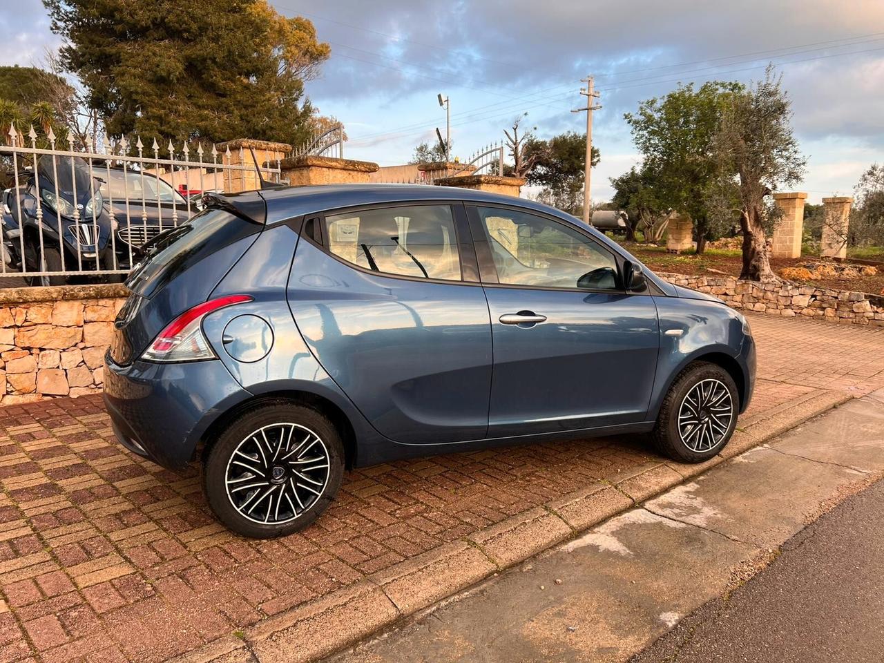 Lancia Ypsilon 1.0 FireFly 5 porte S&S Hybrid Silver Plus