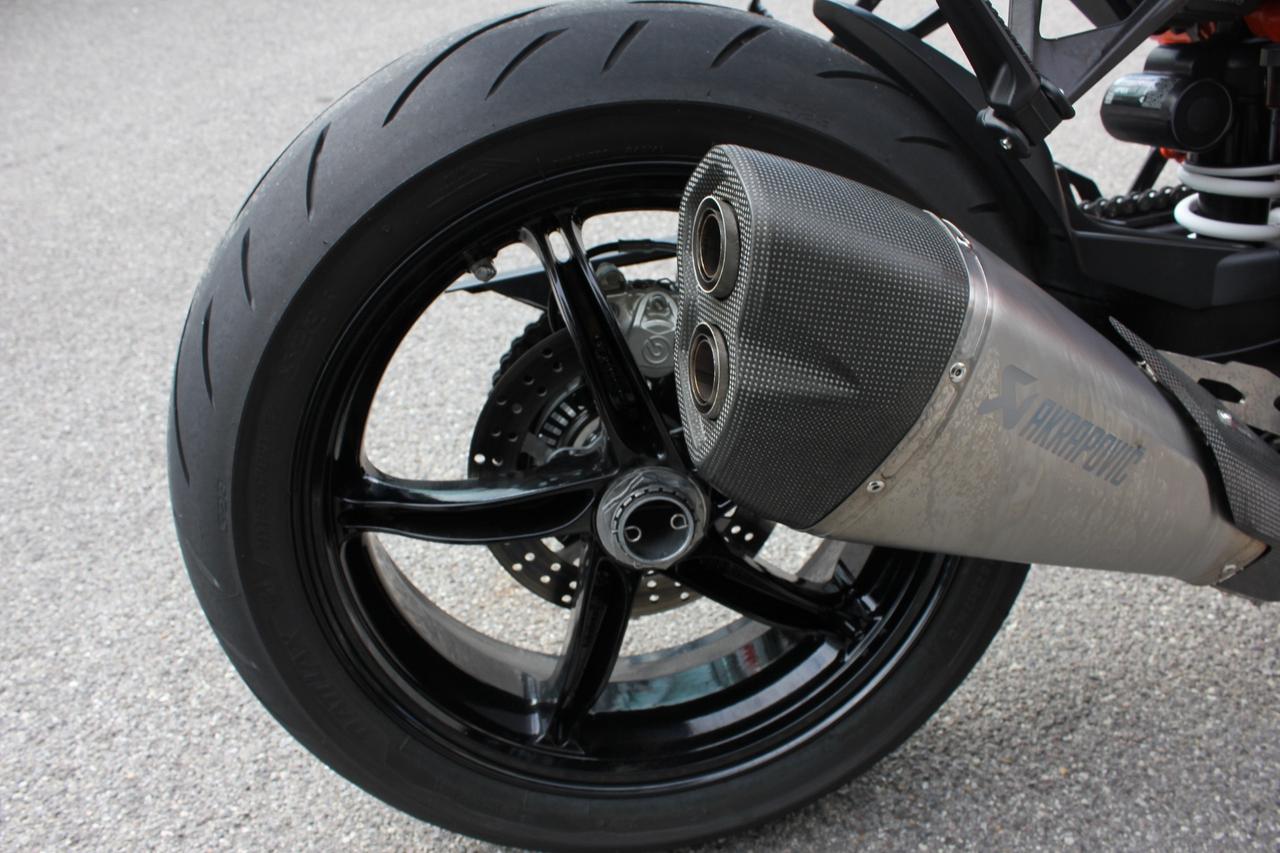 KTM 1290 SUPER DUKE R PARI AL NUOVO TERMINALE AKRAPOVIC
