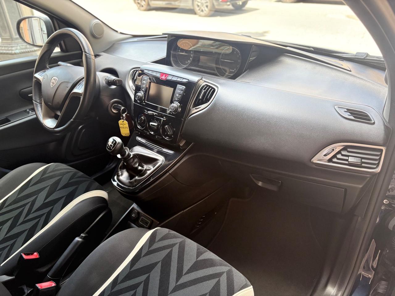 Lancia Ypsilon 1.2 69 CV 5P Gold UCONNECT Blue&Me