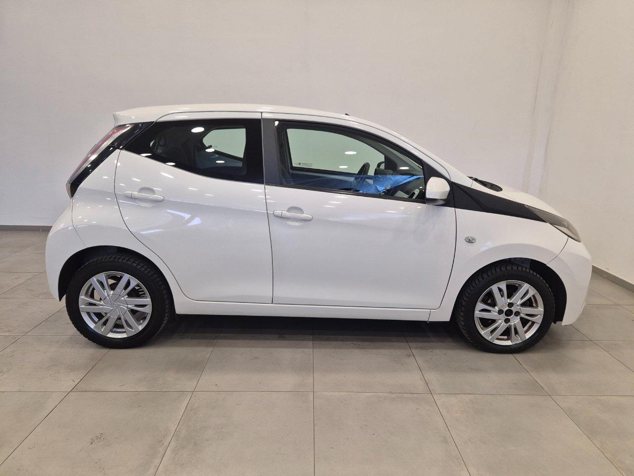 Toyota Aygo 5p 1.0 x-play aut. - NEOPATENTATI - Cam - Navi