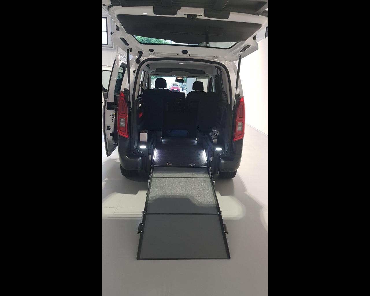 FIAT Doblo Trasporto Disabili con pedana 1.5 bluehdi 130 cv