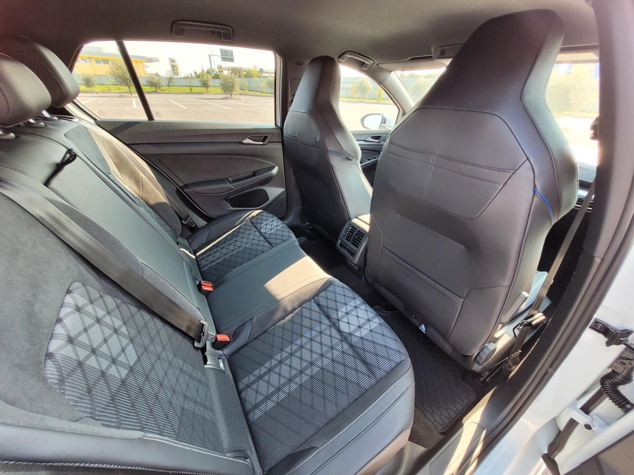 Volkswagen Golf 1.5 etsi R-Line 150cv dsg IQ. DRIVE