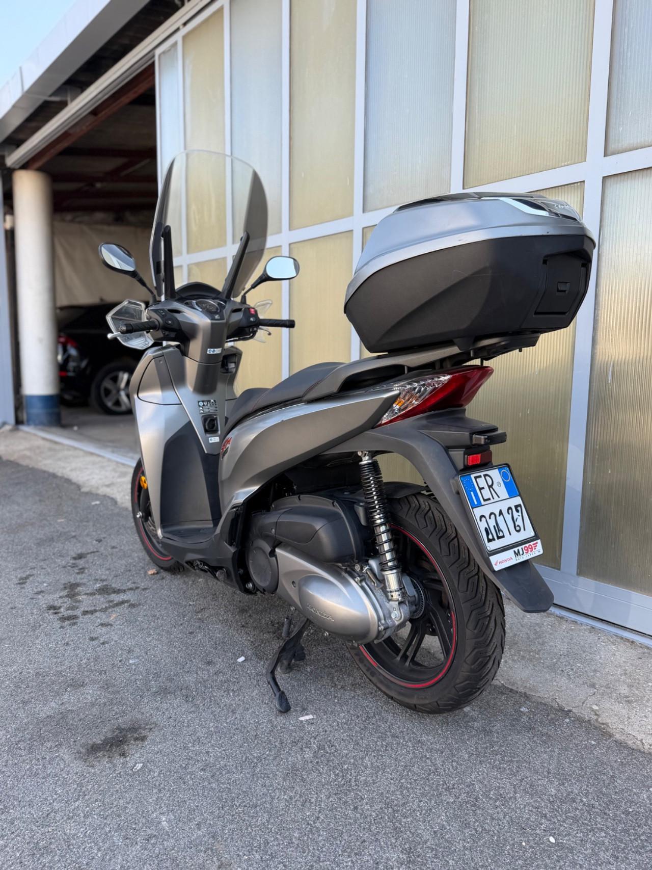 HONDA SH 300 Sport Abs - PARABREZZA - BAULE - ANTIFURTO - GOMME NUOVE