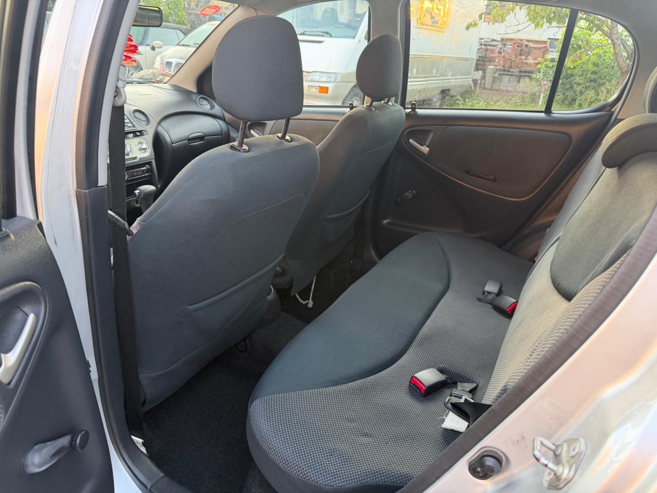 Toyota Yaris 1.3i 16V cat 5 porte Sol