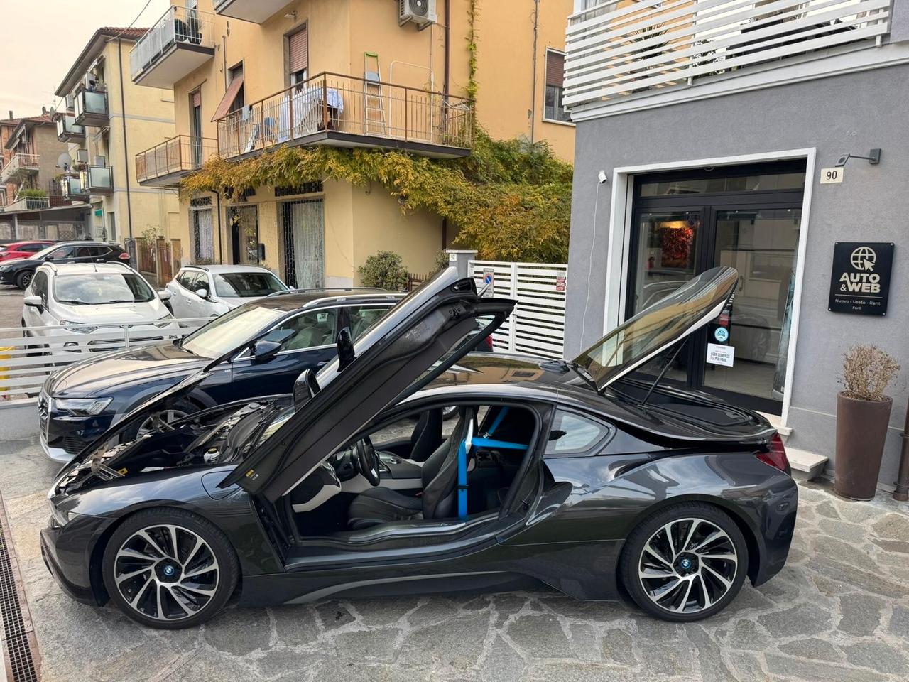BMW i8 COUPE' TRE VOLUMI HYBRID 231cv
