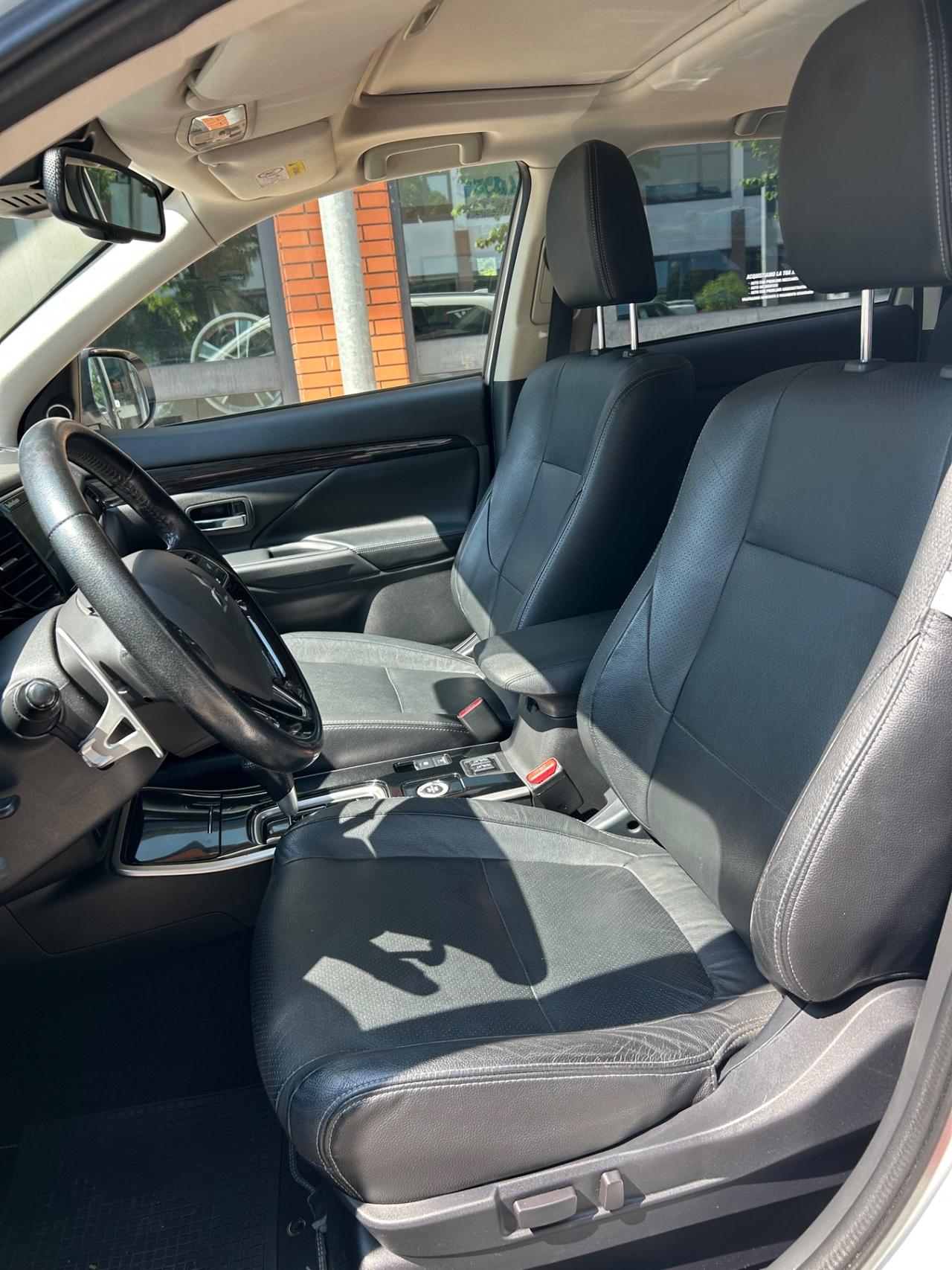Mitsubishi Outlander 2.2 DI-D 4WD Instyle Plus SDA 7 posti