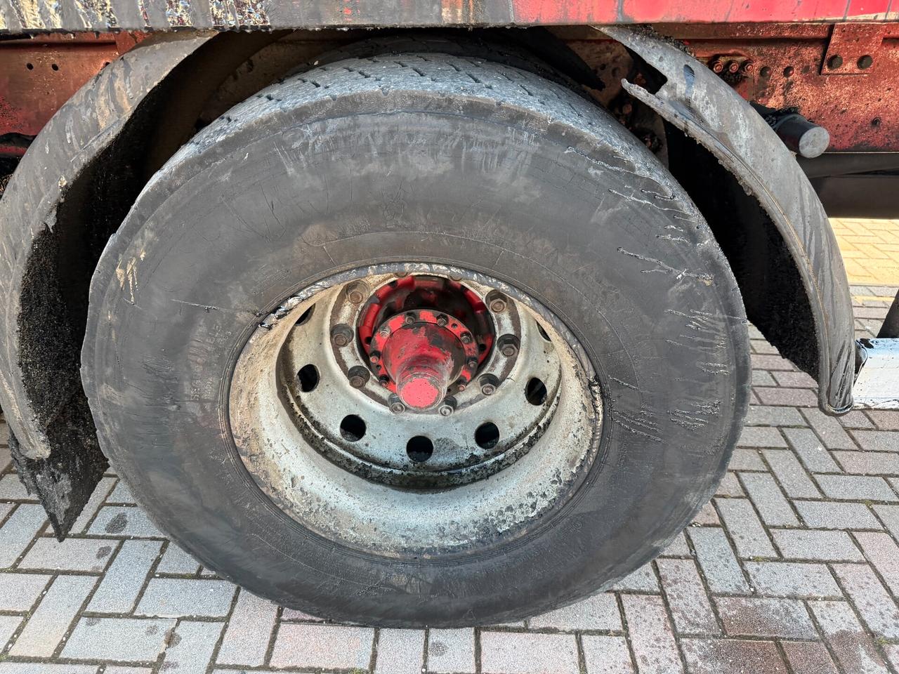 Scania P93.220 Cisterna bitume con asfaltatrice