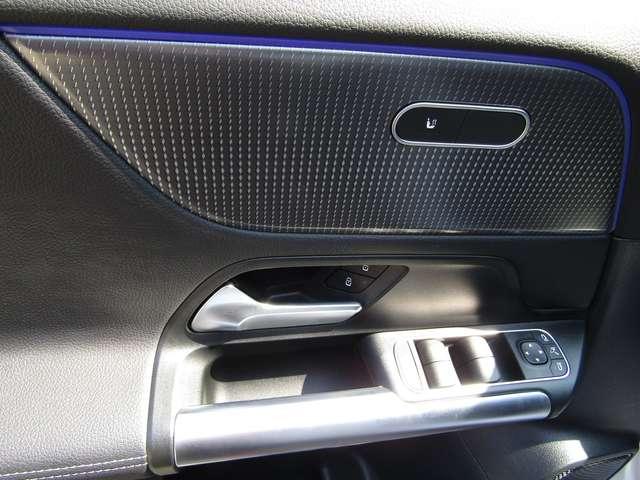 Mercedes-Benz GLA 200 BENZINA SPORT 163CV CAMBIO AUTO,CERCHI 18,FARI LED