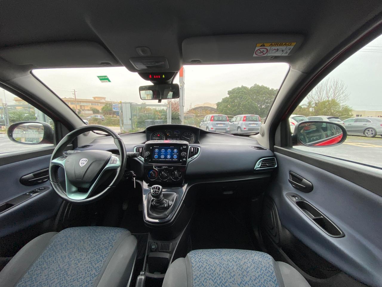 Lancia Ypsilon 1.0 firefly hybrid Silver