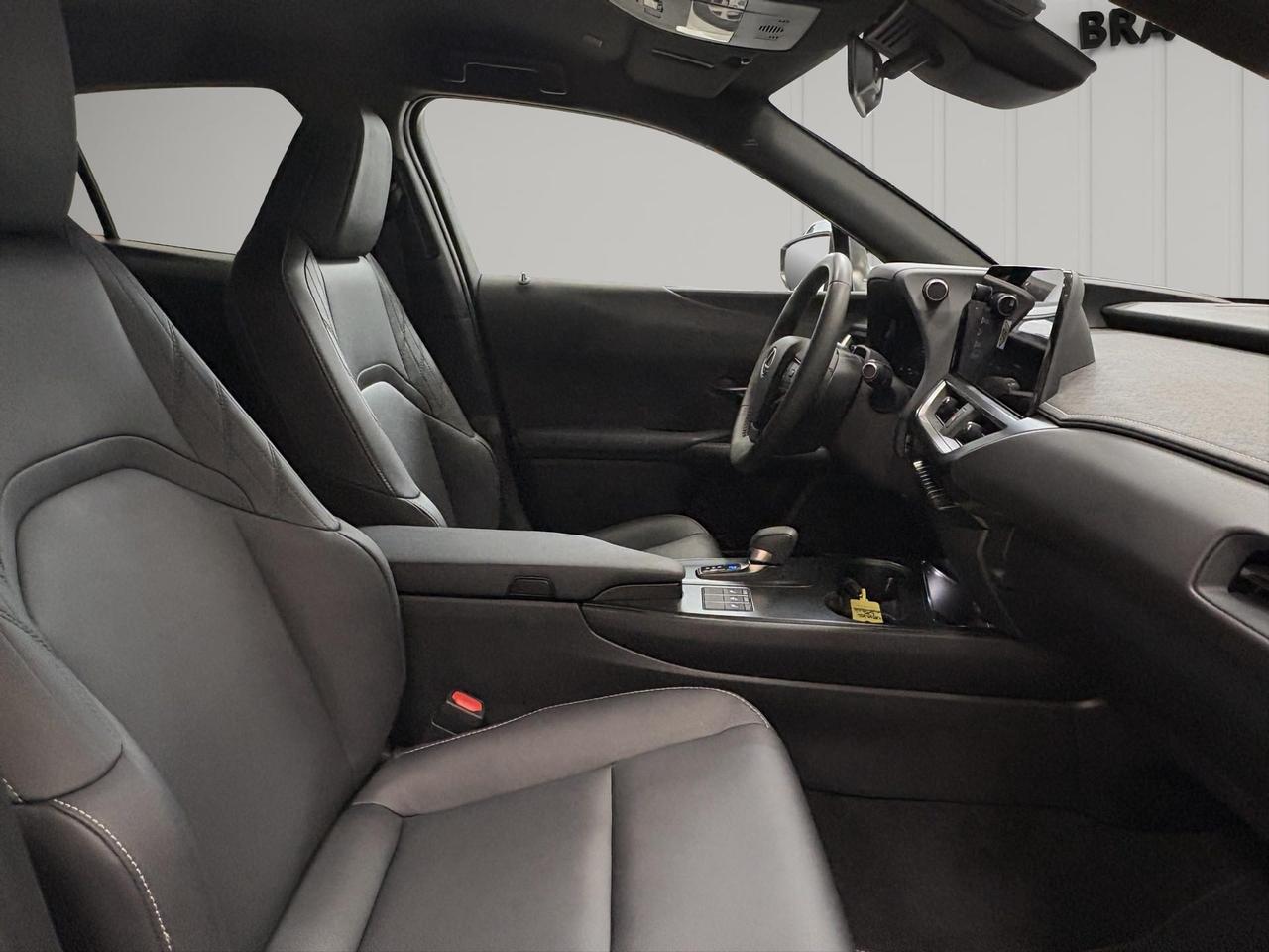 Lexus UX 300h 2.0 F-Design 4wd cvt