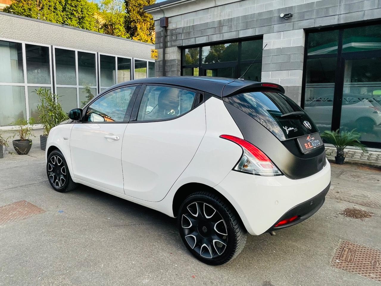 Lancia Ypsilon 1.2 69 CV 5 porte GPL S momo design