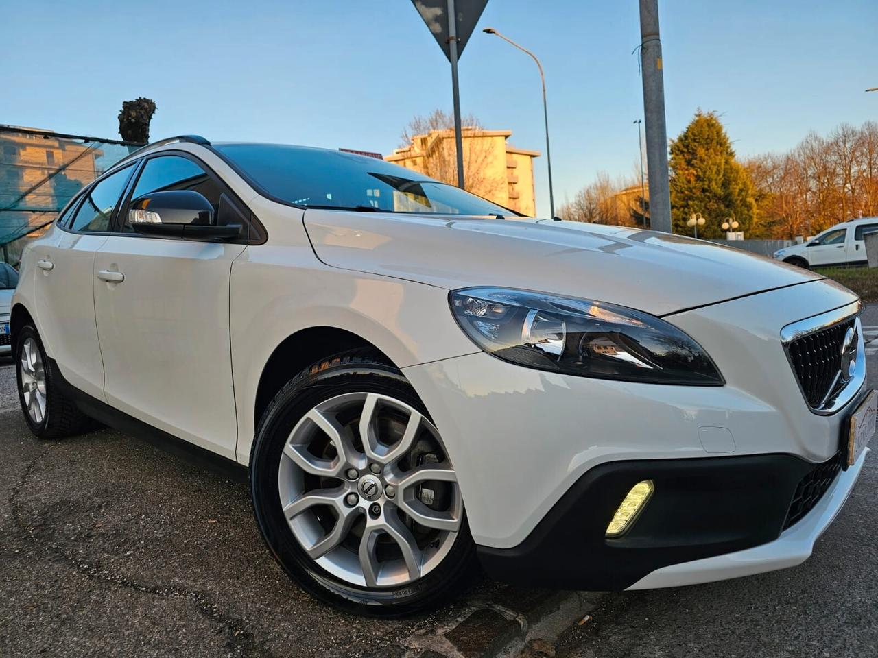 Volvo V40 2.0 D2 120cv Cross Country*Geartronic*Business*Navi*Pdc*Euro6*