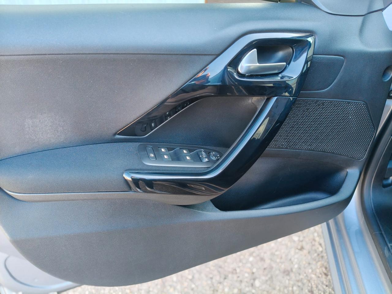 Peugeot 208 anno 2019 full optional