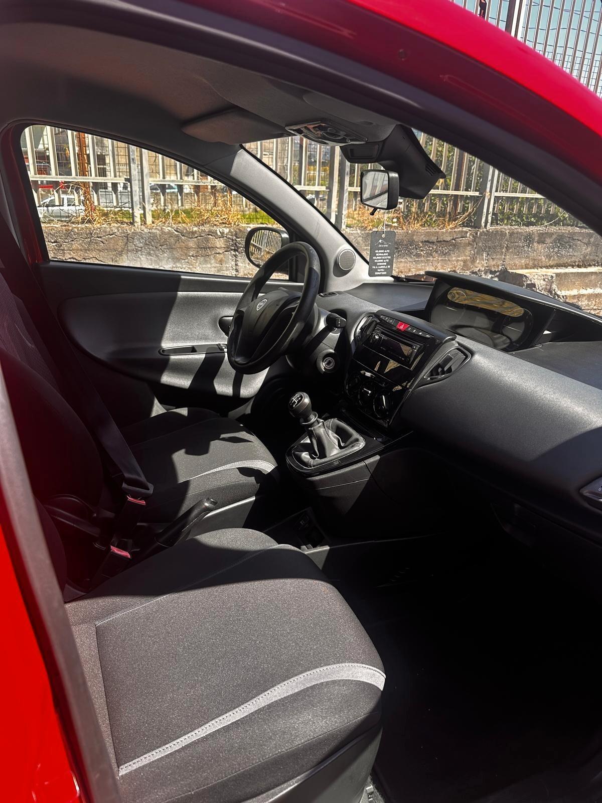 Lancia Ypsilon 0.9 TwinAir 85 CV 5 porte Metano Ecochic Silver