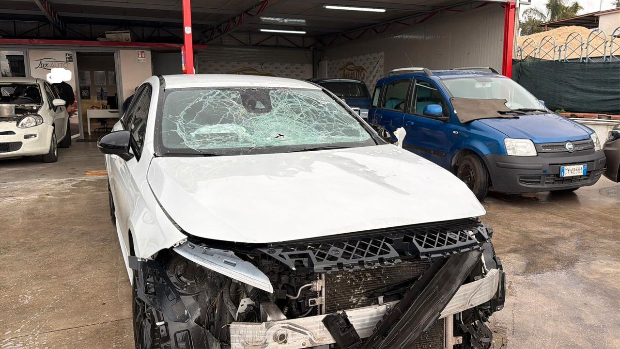 Mercedes-benz A 180 incidentato - 2019