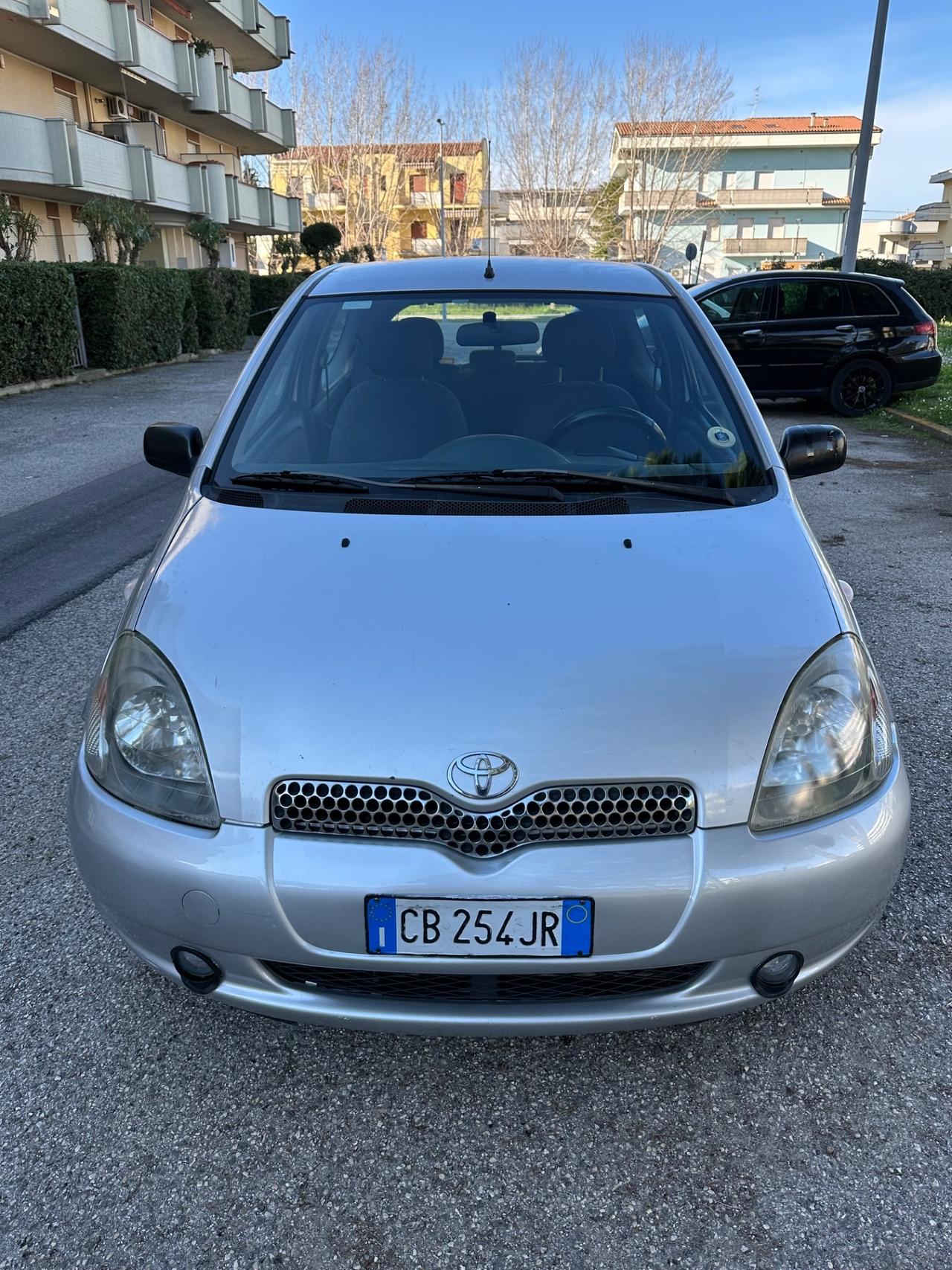 Toyota Yaris 1.3i 16V neopatentati .