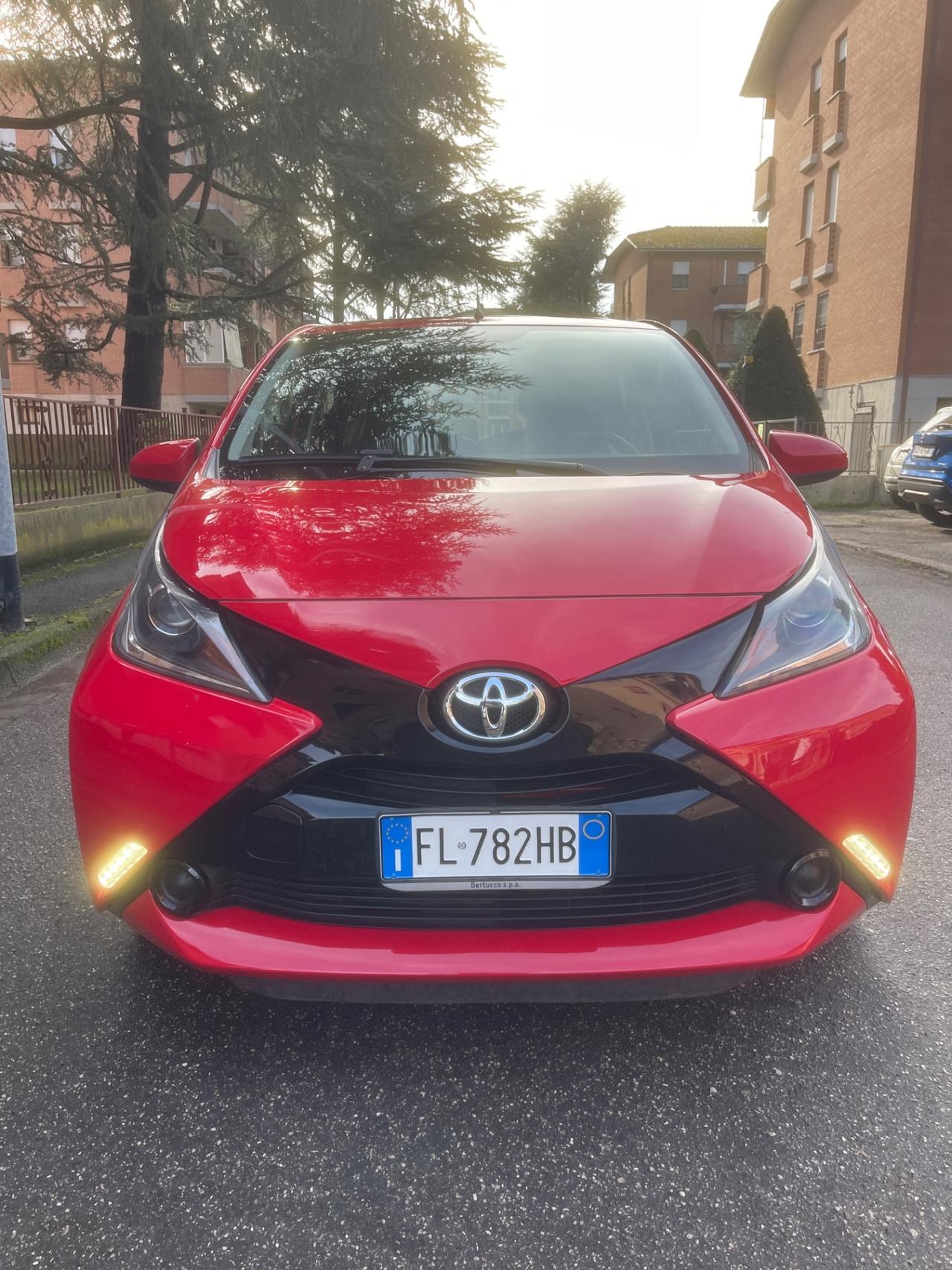 Toyota Aygo 1.0 VVT-i 69 CV 5 porte x-wave Bordeaux TSS
